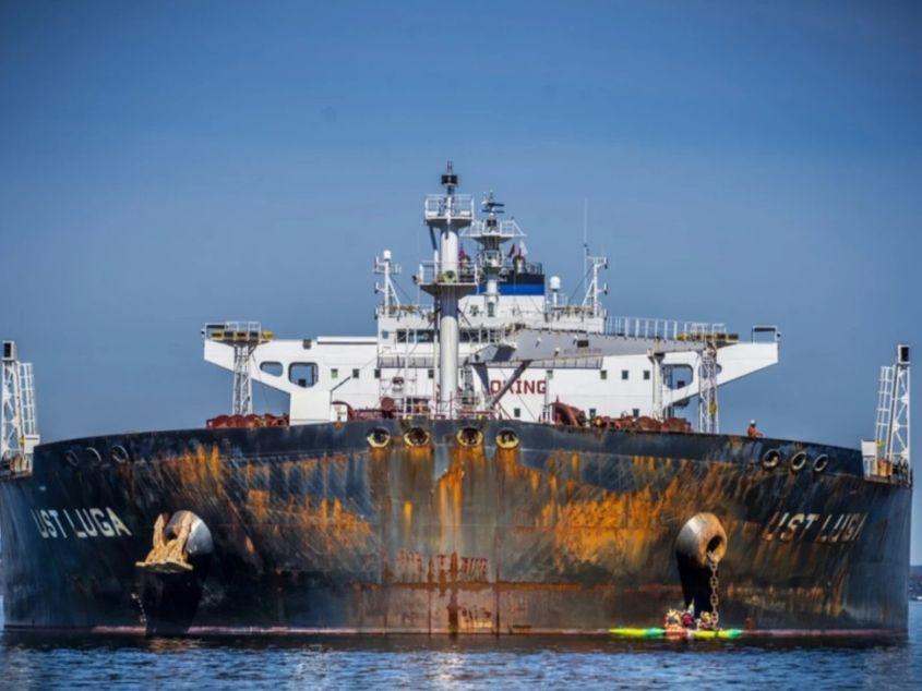 foto: EPA-EFE/OLE BERG-RUSTEN | Activiști Greenpeace în apropierea lanțului de ancore al navei petroliere rusești „Ust Luga” în timpul unui protest pe Asgardstrand, aproape de Oslo, Norvegia, 25 aprilie 2022.