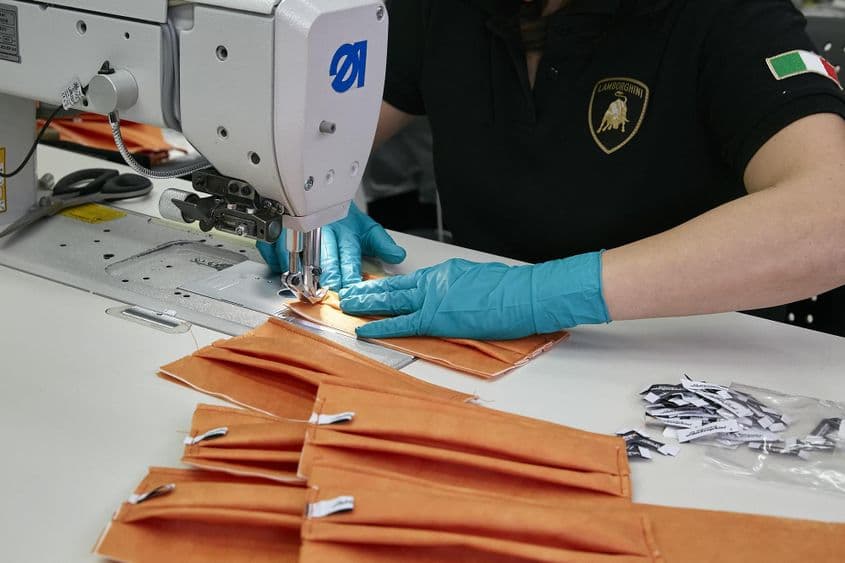 Măștile produse de Lamborghini au propria etichetă, noblesse oblige. Măștile nefolosite din această serie limitată vor deveni obiecte de colecție extrem de valoroase