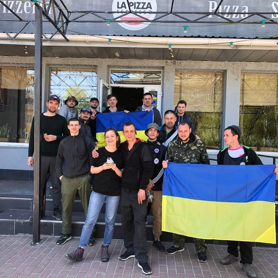 Voluntari în Chernihiv. Foto: arhiva personală Mykola Sirenko (rândul doi, stânga)