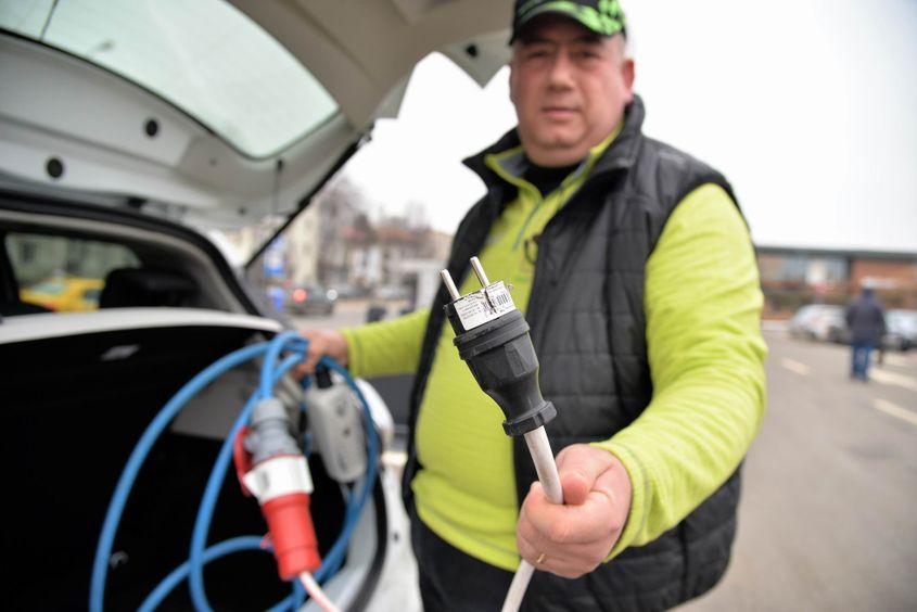 Eugen Preda ne arată un cablu cu care își poate încărca mașina de la orice priză normală. Doar că durează 14-15 ore. Foto: Lucian Muntean