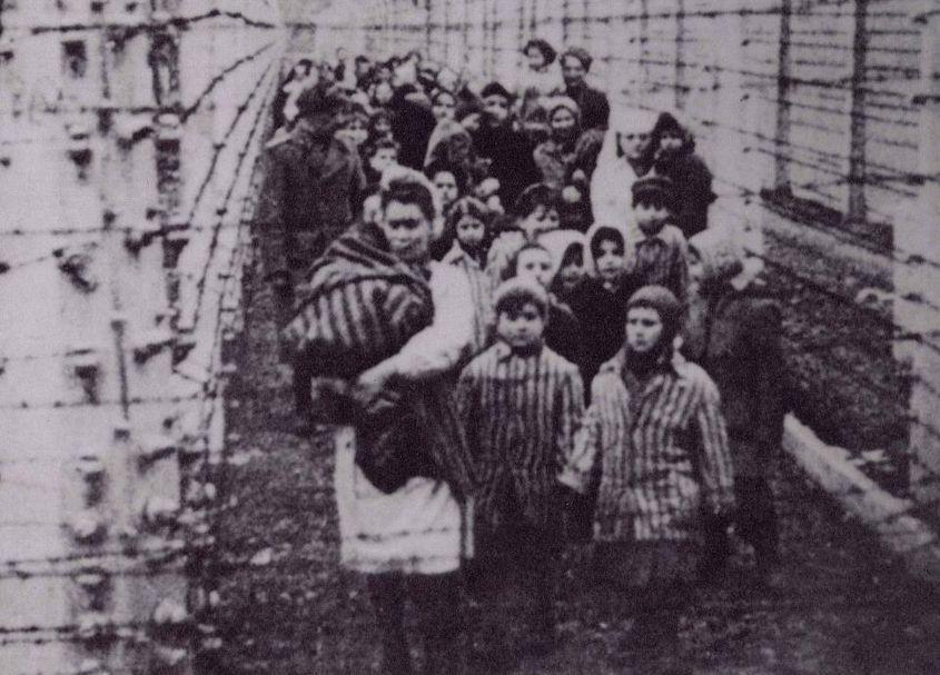 O imagine care a făcut istorie, cea din momentul eliberării de la Auschwitz. În primul rând sunt Eva și Miriam Mozes.