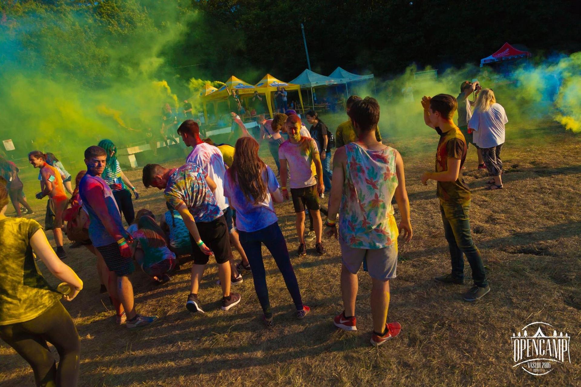 Ne-a plăcut ideea de Color Run. Așa că am făcut și noi un mock-up, la festival, în 2016