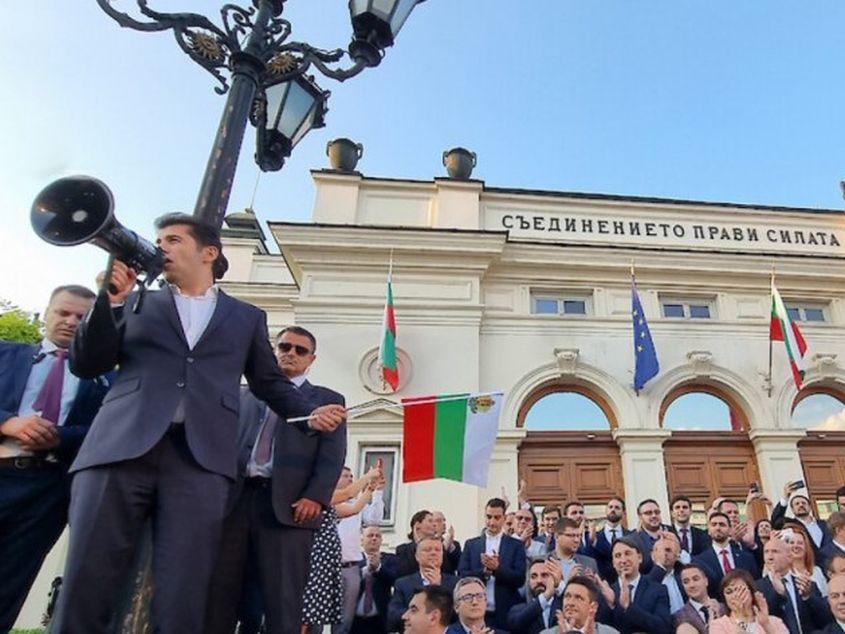 Protest după demisia șefului Parlamentului, Nikola Minchev. Premierul Kiril Petkov se adresează miilor de demonstranți. Foto: Bulphoto, 16 iunie 2022