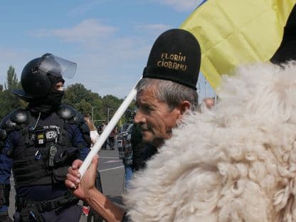 VIDEO. Mii de fermieri au protestat în București și au forțat gardurile de protecție: „E ca la Covid, manipulare, vor să mâncăm plastice”