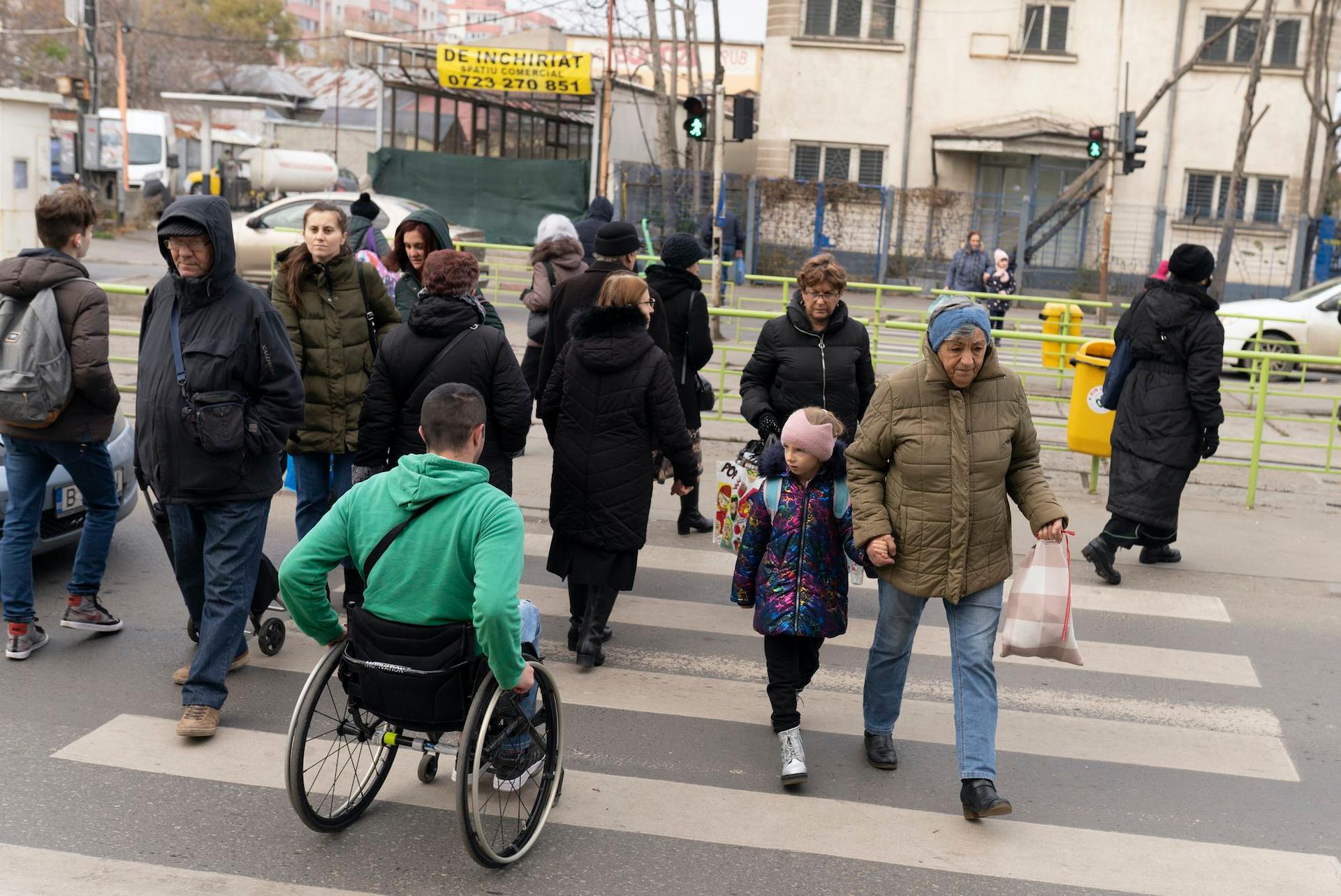 Angel Moraru, în scaun rulant pe străzile din București. Foto: Andreea Câmpeanu