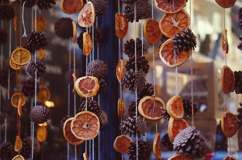 Ghirlandă din felii de portocale uscate și conuri de brad. Foto: Flickr