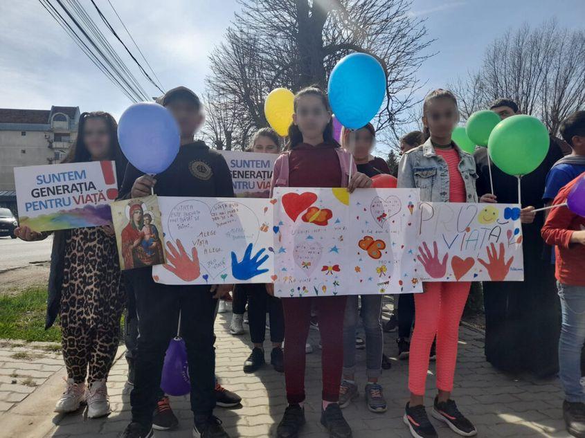Copii la Marșul pentru viață de la Târnăveni. Foto: Facebook Arhiepiscopia Ortodoxă Română a Alba Iuliei