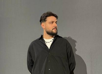 Despre obsesia românilor pentru „fake luxury”, piața imobiliară și detalii după care să te uiți când îți cauți o casă. Arhitectul Andrei Chirițoiu: „Mulți amenajează mai întâi pentru musafiri și abia la final pentru fericirea proprie”