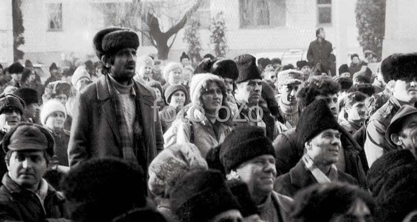 Ochi ațintiți spre balconul Județenei de partid, de unde se transmiteau îndemnuri la calm, deși nu era nimeni nervos, dar și multe informații contradictorii.