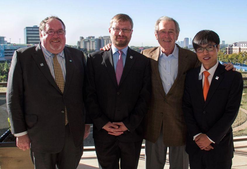 Greg Scărlătoiu (în centru, lângă George W. Bush) a fost unul dintre cei mai buni elevi ai profesorului Cremarenco.
