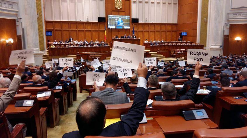 Parlamentarii liberali, imediat după începerea ședinței.