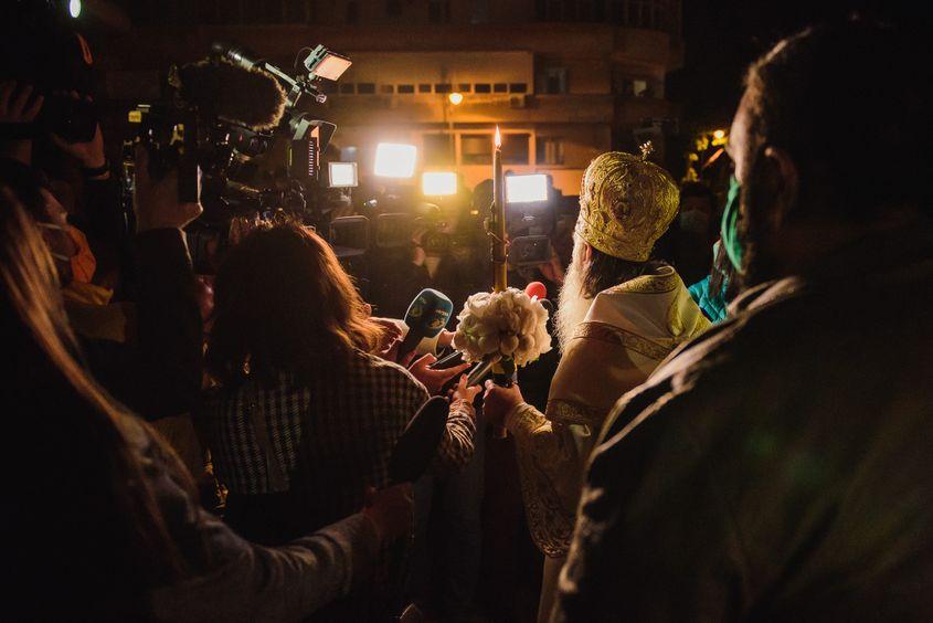 ÎPS Teodosie vorbește cu presa din mijlocul mulțimii adunate la a doua Înviere din mai 2020. Foto: Ioana Epure