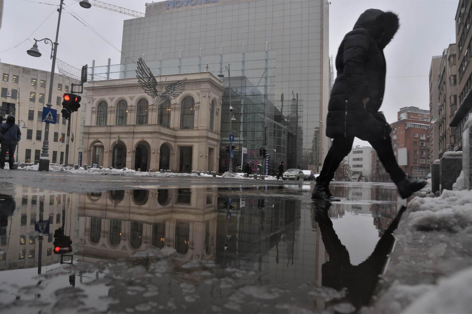 Traversarea străzii prin bălți imense pe Calea Victoriei. Foto Lucian Muntean