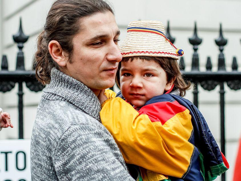 Român din Anglia cu fiul său, aşteptând să voteze la alegerile prezidenţiale din 2014. Foto: Adriana Neagoe / Inquam Photos