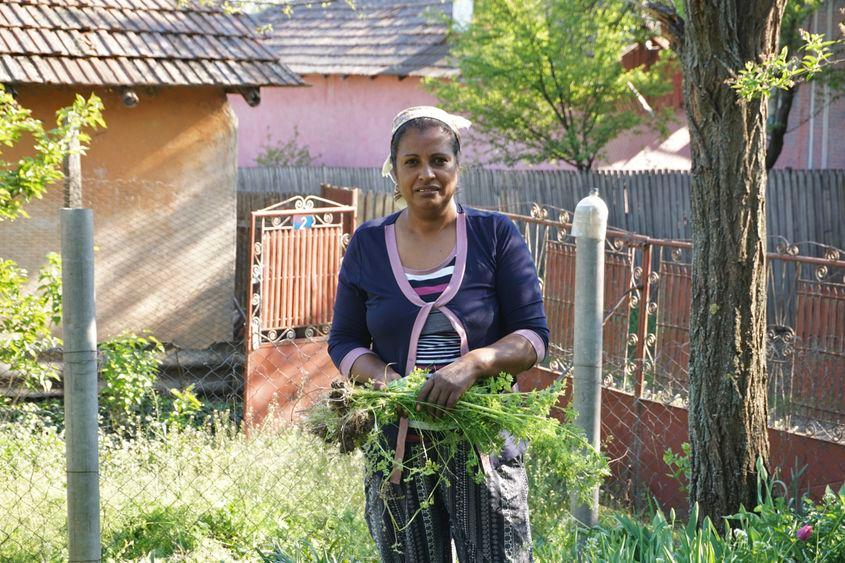 Florica îngrijește trei bătrâne și mai multe curți din sat, atunci când o cheamă oamenii. Foto: Maria Tufan