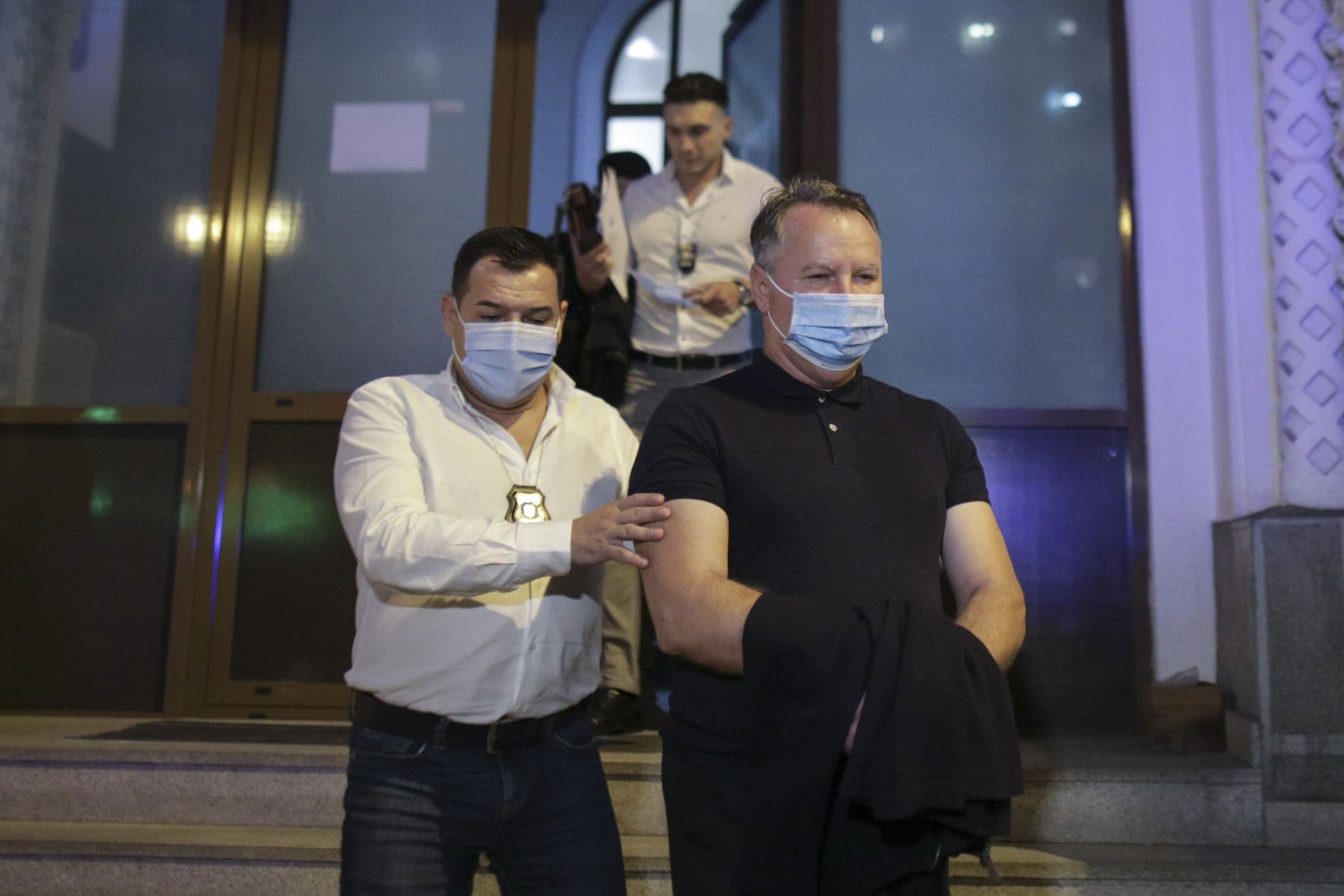 Laurențiu Barangă, escortat sâmbătă seara de polițiști la ieșirea din sediul IGPR. Duminică acesta a fost arestat la domiciliu pentru o perioadă de 30 de zile. FOTO: OCTAV GANEA / Inquam Photos
