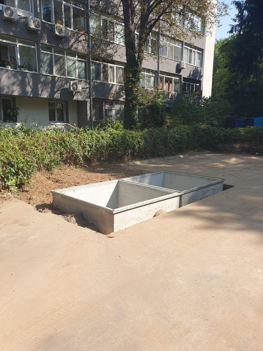 Într-o astfel de pubelă nesecurizată a căzut recent un copil. Foto: Gruia Dragomir/ PressOne