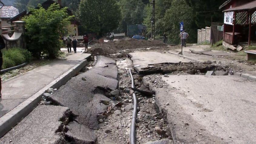 Furtuna de duminică, 19 iulie, a dus și la surparea asfaltului din Bușteni Foto: Facebook/Meteoplus