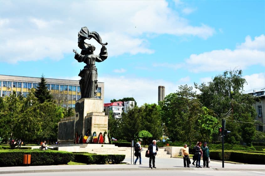 Patriotismul a rămas o sarcină ocazională pentru armată, partidele politice și serviciile secrete