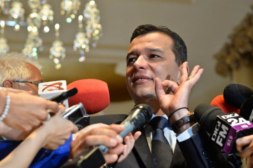 Sorin Grindeanu, arătând că Guvernul Cioloș a făcut „zero” pentru pacienți. Foto: Lucian Muntean