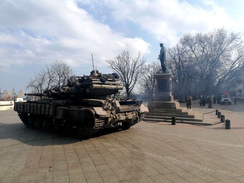Tancuri ucrainene păzesc portul Odesei, lângă statuia lui Pușkin ( Stringer - Anadolu Agency )