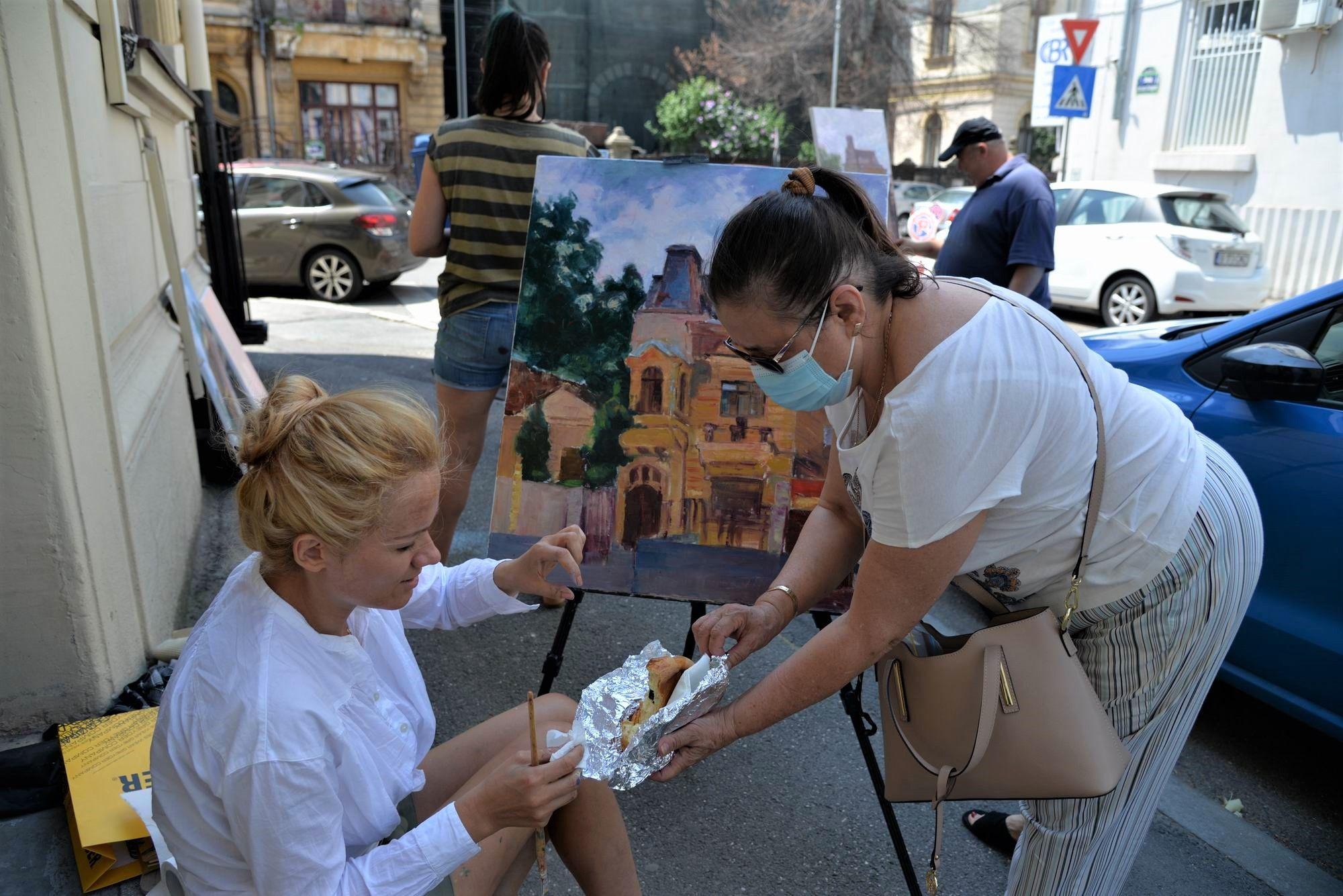 Degustarea de plăcinte oferite de o doamnă. Foto Lucian Muntean