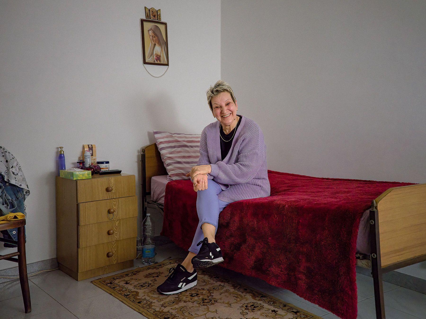 Eugenia, 54 de ani, îngrijește o bătrână de 94 din Leverano, provincia Lecce. A fugit de acasă în 2011 din cauza violenței domestice. Foto: Cosmin Bumbuț