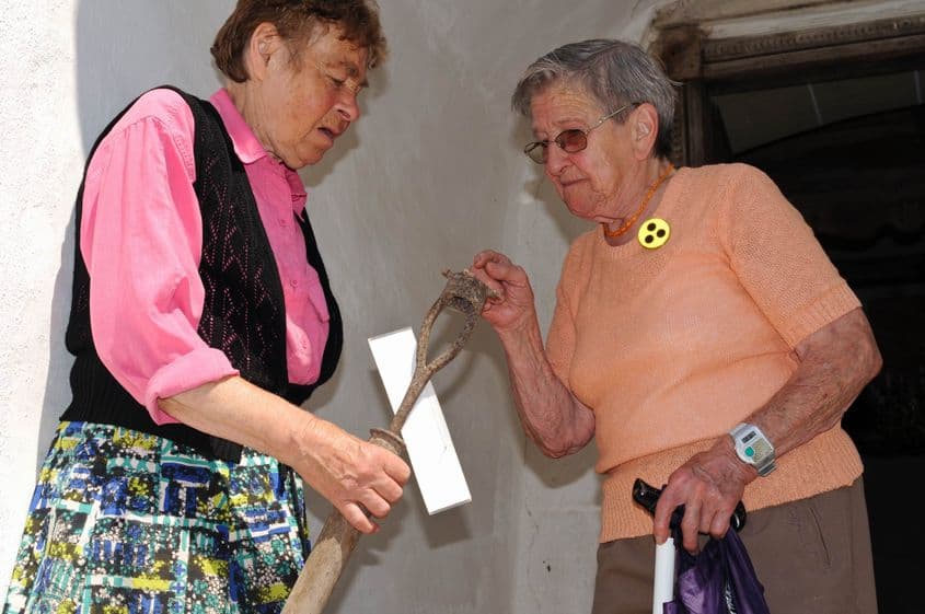 Sara Dootz (în stânga) îi arată dangaua unei vizitatoare din Germania.