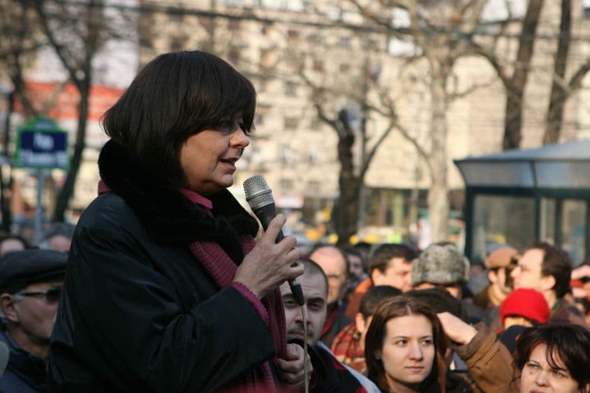 Ana Blandiana la protestul organizat de angajații Consiliului Național pentru Studierea Arhivelor Securității față de numirea lui Corneliu Turianu director al instituției Foto Lucian Muntean