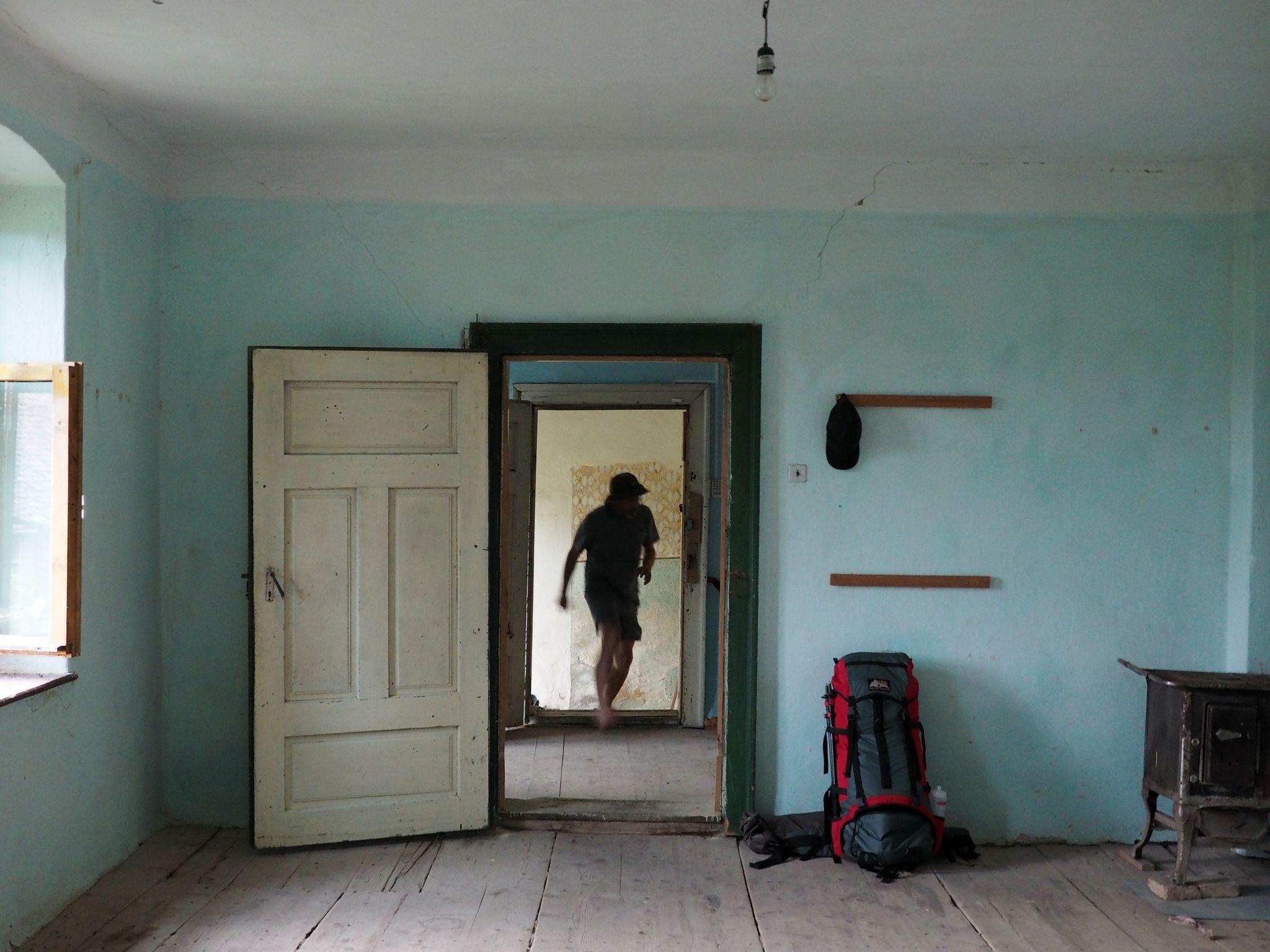 Alin în casa învățătorului din Meșendorf în 2016, pe vremea când căutam traseul. Azi, acest loc este o ruină.