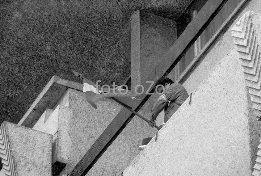 Steagul găurit, simbolul revoluției, a fluturat și la Botoșani. A fâlfâit, mai bine zis. (Fotografii din decembrie ’89: Ozolin Duşa)