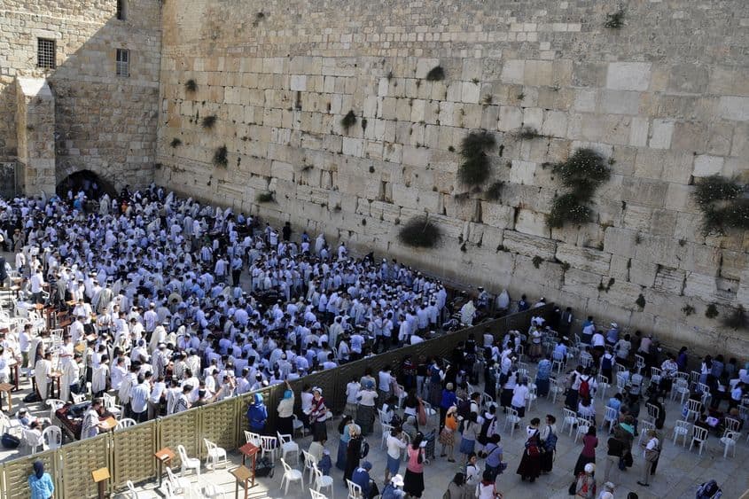 Yom Yerushalayim, sau Ziua Ierusalimului, este ziua recâștigării orașului în Războiul din 1967 și se sărbătorește, de obicei, în mai. E o zi ciudată, care începe de la Zidul Plângerii, cu rugăciuni specifice, și continuă cu manifestații și petreceri, inclusiv cu obișnuitele presiuni ale ultra-ortodocșilor de a pune temelia reconstruirii Templului.