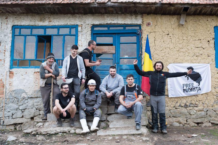 Iulian Angheluță (cu brațele ridicate) și echipa de voluntari de la Free Miorița.