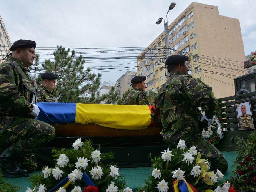 21 septembrie 2017: cortegiul funerar cu sicriul lui Mădălin Stoica ajunge la sediul Diviziei 2 Infanterie Getica din Buzău. Fotografii: Viorel Ilișoi