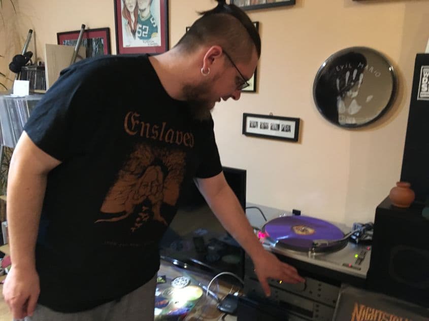 Dan mărturisește că are grijă de discurile lui „ca o gospodină”. Foto: Bianca Felseghi