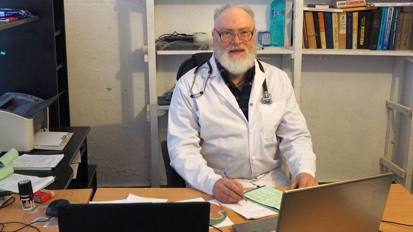 Christian Ciubotărescu, în cabinetul său din Gârda de Sus.