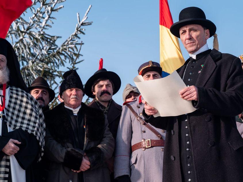 Episcopul Iuliu Hossu (Radu Botar) vorbind mulțimii la Alba Iulia, 1 Decembrie 1918. Scenă din filmul „Cardinalul”, de Nicolae Mărgineanu