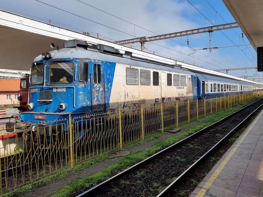 Una dintre locomotivele vechi ale CFR-ului, o priveliște obișnuită în România. Foto: Adrian Mihălțianu