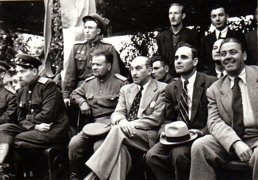 Primul meci de fotbal dintre o echipă muncitorească română şi o echipă sovietică. Printre spectatori, Gh. Gheorghiu Dej, I.Gh. Maurer ş.a. pe terenul de sport al Laromet-ului (Vasiliev Vladimir). (1 iunie 1945). Sursa: Fototeca online a comunismului românesc, cota 187/1945(183/1945)