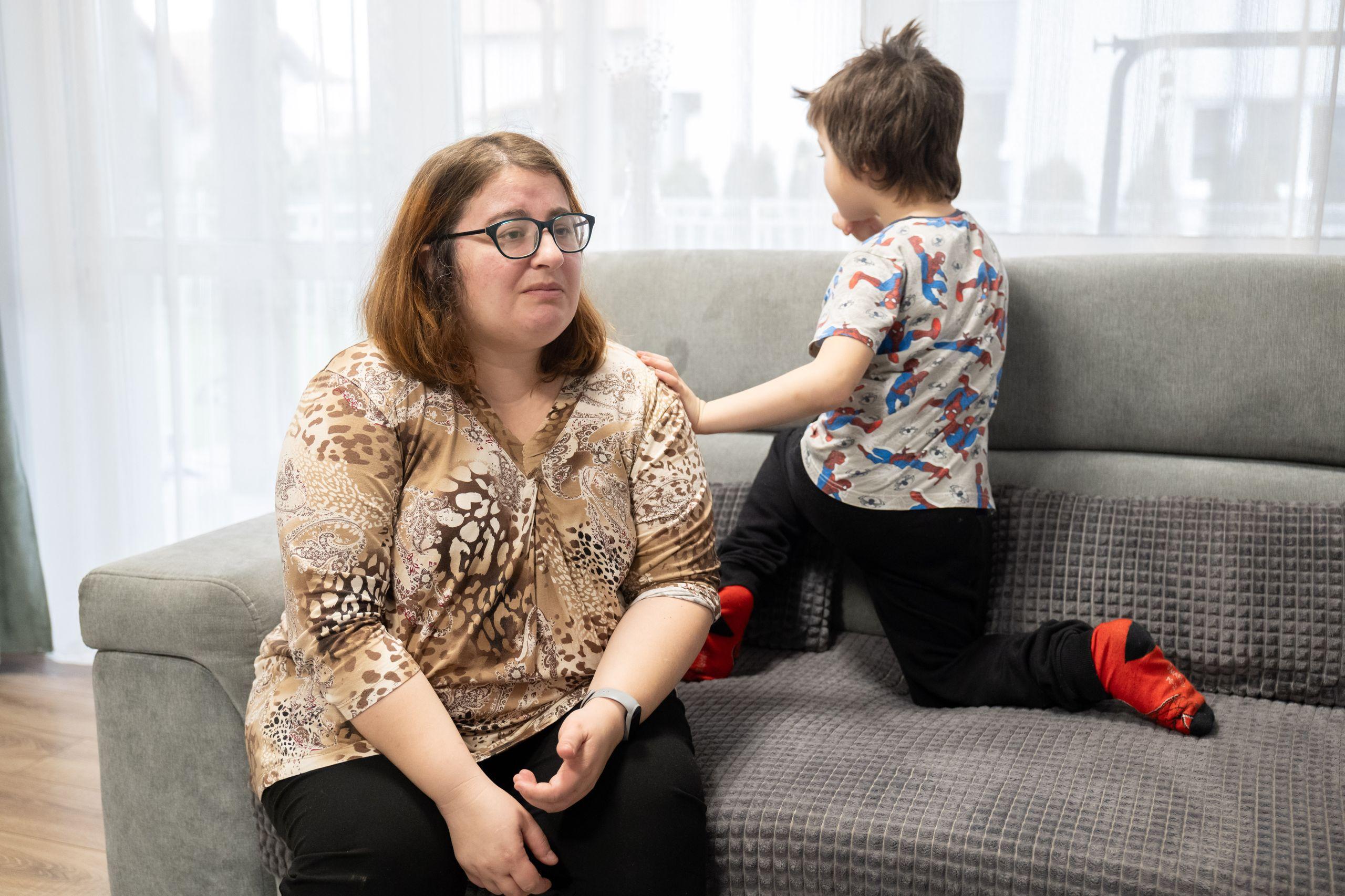 Alex și mama lui, Diana Ionicoiu. Foto: Raul Ștef