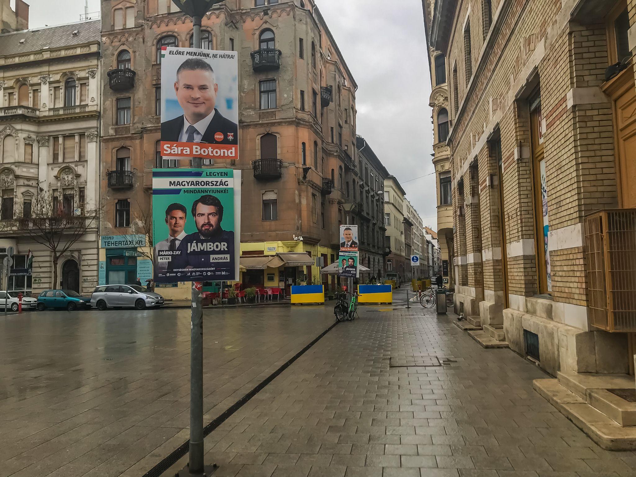 Pe aproape fiecare stâlp de pe străzile din Budapesta se află cel puțin un afiș electoral. Aici, Fidesz (sus) și coaliția partidelor din opoziție (jos)