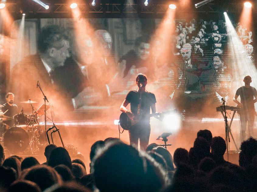 Cel mai nou videoclip al trupei byron pentru „Cântec de leagăn” s-a lansat astăzi și conține imagini de arhivă de la Revoluție. Foto: Năluca Photography
