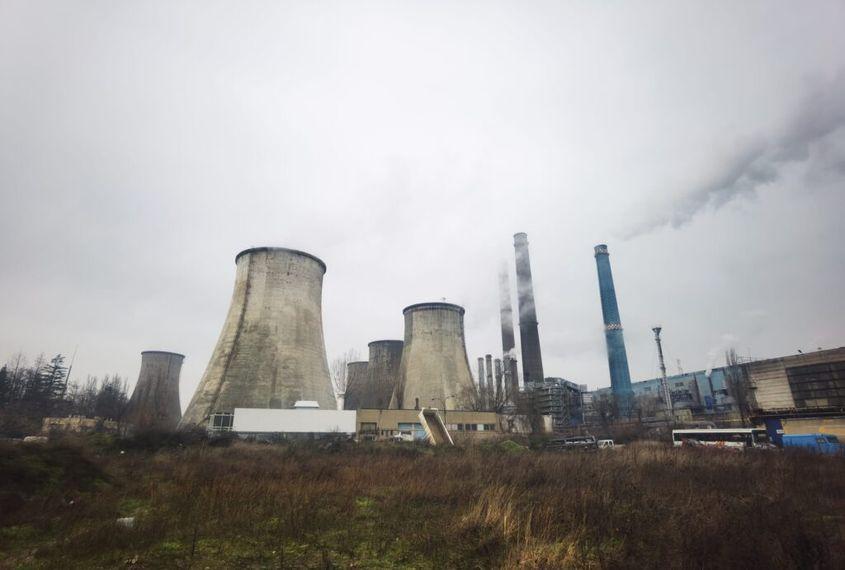 Deși de la balcon vede furnalele CET Sud, în casă Andrei nu simte căldură care ar trebui să-i vină de la ele FOTO: Bianca Dragomir