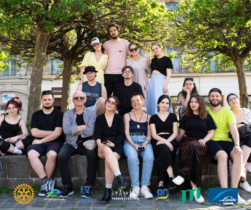 Studenții de la Facultatea de Muzică și Teatru din Timișoara, la una dintre repetițiile pentru Parada Florilor. Foto: Facebook Parada Florilor / Claudiu Piparcă