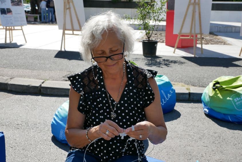 Liliana, 75 de ani, croșetează în Piața Revoluției, la unul dintre atelierele organizate în Grădina Întâlnirilor. FOTO: Norbert Nemeș