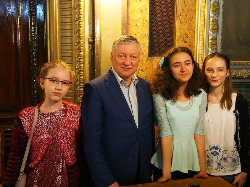 Miruna Lehaci (a doua din dreapta), alături de fostul campion mondial Anatoli Karpov. Foto: Arhivă personală