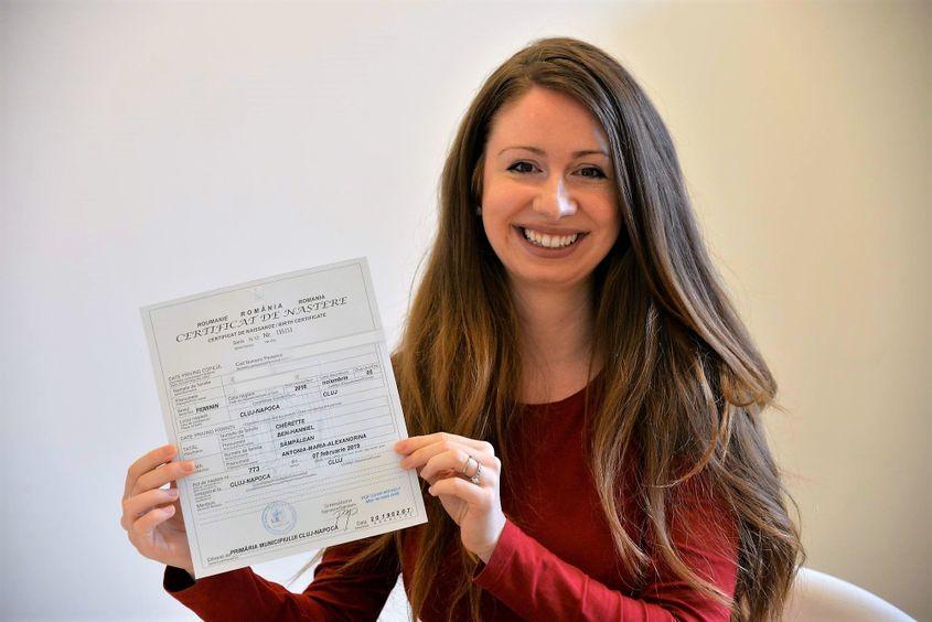 Antonia Sâmpălean, în ziua în care a reușit să obțină certificatul de naștere pentru fetița ei. (Am blurat datele copilului din motive evidente.) Foto: Lucian Muntean