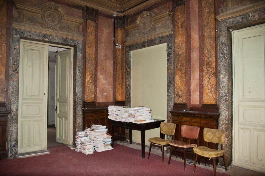 Cărțile scriitorului Radu Aldulescu sunt evacuate dintr-o clădire a Uniunii Scriitorilor Foto: Lucian Muntean