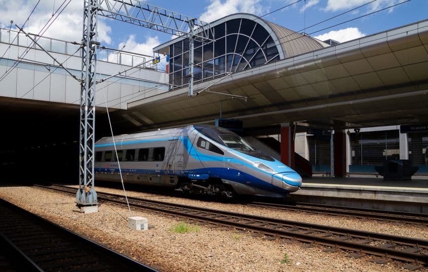 Polonia are trenuri care merg cu 200 de km/h, dar doar pe o mică secțiune a căilor ferate poloneze. Mai este mult până când toată Europa de Est să fie conectată de la nord la sud prin căi ferate de mare viteză © Longfinmedia | Dreamstime.com