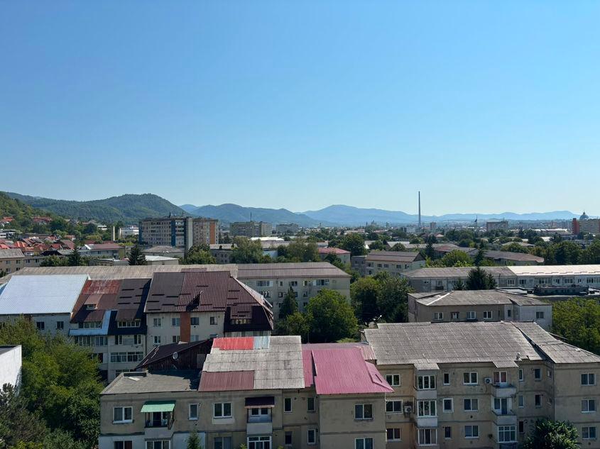Cartierul Săsar din Baia Mare nu are o dezvoltare amplă pe verticală, ceea ce permite existența unor zone verzi pronunțate